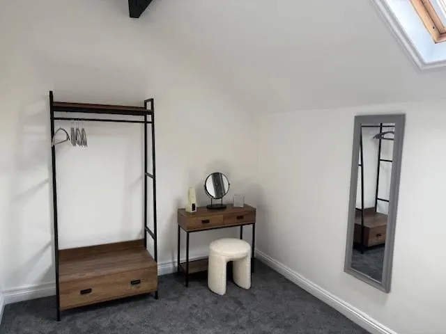 Above The 布里斯托